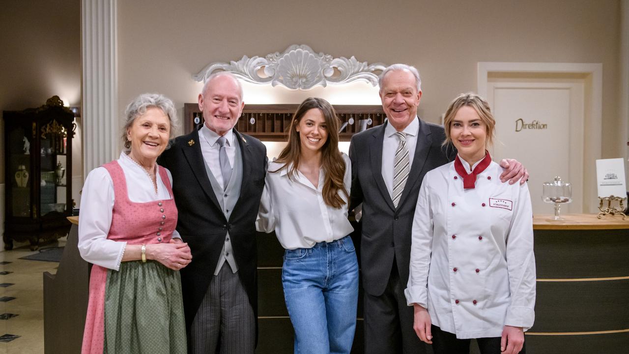 Vanessa Mai spielt sich selbst und freut sich als langjähriger Gast am "Fürstenhof" neben einer perfekten Auszeit vom hektischen Alltag ihrer aktuellen "Wolkenfrei"-Promotion-Tour ganz besonders auf den legendären Schweinsbraten von Hildegard Sonnbichler...